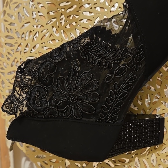 Black lacy mesh booties in new condition Sz  42 🩴